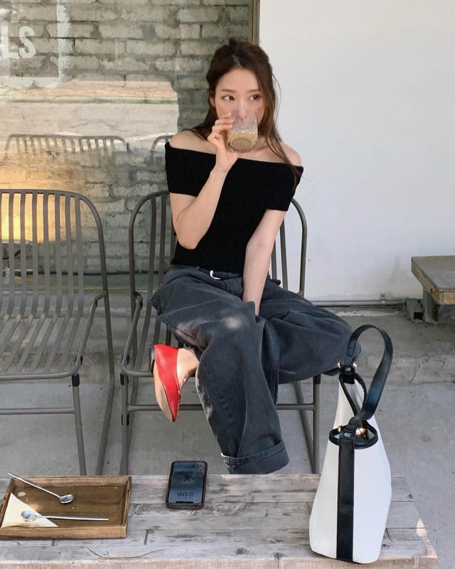 Quần jeans ống rộng tối màu là món đồ đúng chuẩn đa-zi-năng trong nhiều hoàn cảnh