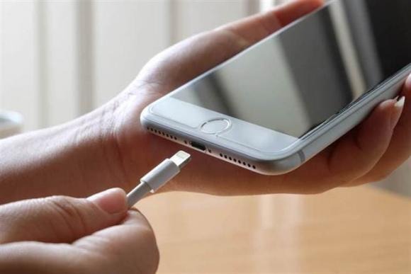 Pin bị rò rỉ có thể gây ăn mòn và làm hỏng các bộ phận bên trong điện thoại, dẫn đến mất dữ liệu.
