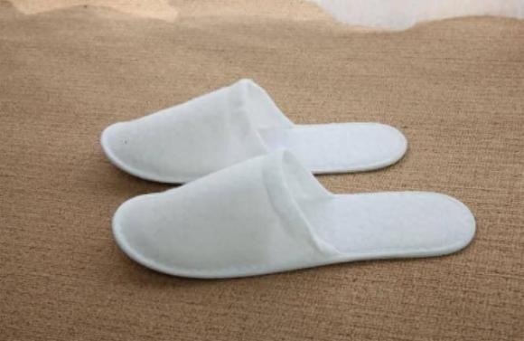 Dép dùng một lần trong khách sạn có thể chứa vi khuẩn do tiêu chuẩn vệ sinh khác nhau giữa các khách sạn. 