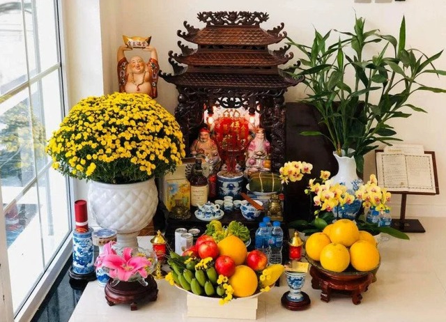Theo phong thủy, nhiều gia chủ chọn cung Tài vị trong phòng khách để đặt bàn thờ Thần Tài, đặc biệt là những người làm ăn kinh doanh hoặc buôn bán.    