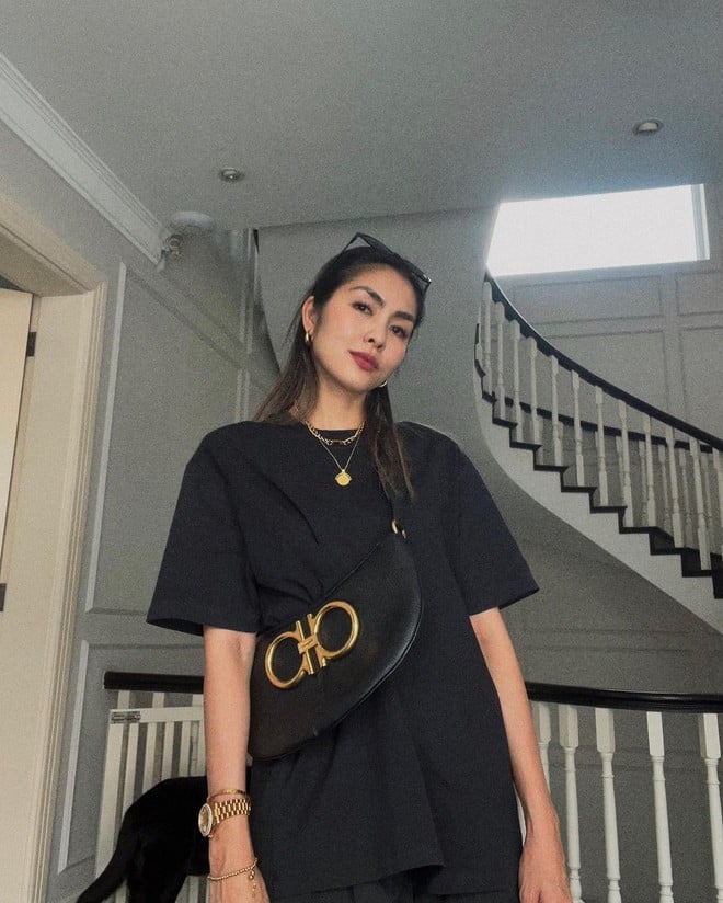 Khuyên tai thiết kế tròn nhẹ nhàng khiến các outfit tối giản như áo sơ mi, áo phông trơn, tanktop - quần jeans.