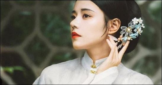 Một người phụ nữ đọc nhiều sách lúc nào toát lên hương thơm của tri thức. (ảnh minh họa)