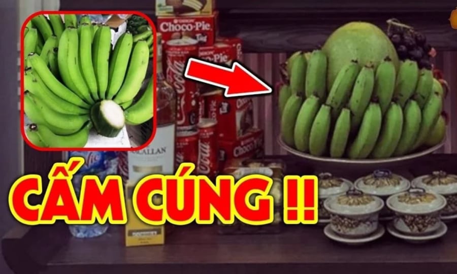Thắp hương chuối trên bàn thờ
