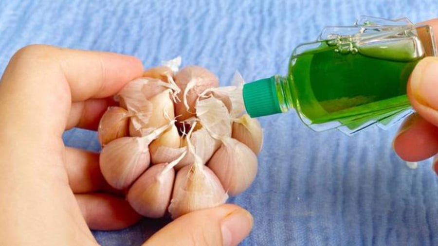 Mùi hương của tỏi và dầu gió được biết đến là khó chịu đối với muỗi, khiến chúng tránh xa