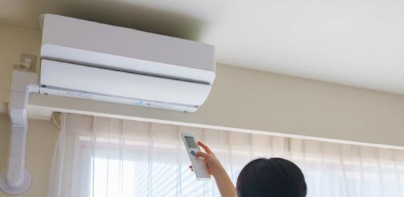 Câu trả lời chính xác là: Nên bật điều hòa trước.    