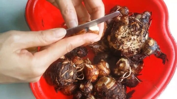 Cách đơn giản nhất là giữ tay thật khô trước khi gọt khoai.