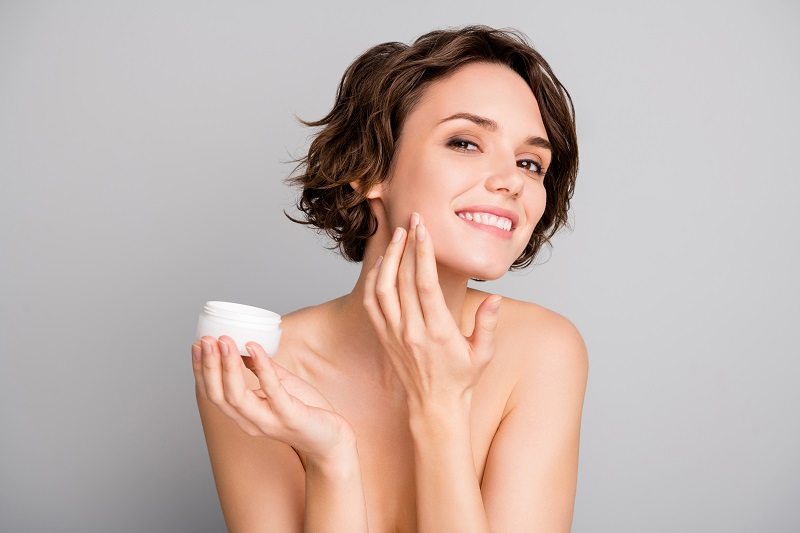 Đối với da khô nên uu tiên chọn sản phẩm dưỡng ẩm có kết cấu dạng kem hoặc sữa giàu dưỡng chất. 