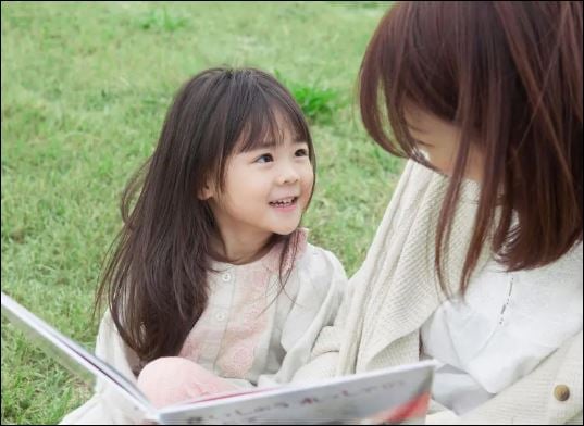 Bạn biết cách dạy trẻ cách sống bao dung và giỏi giải quyết nhu cầu bằng nụ cười. (ảnh minh họa)