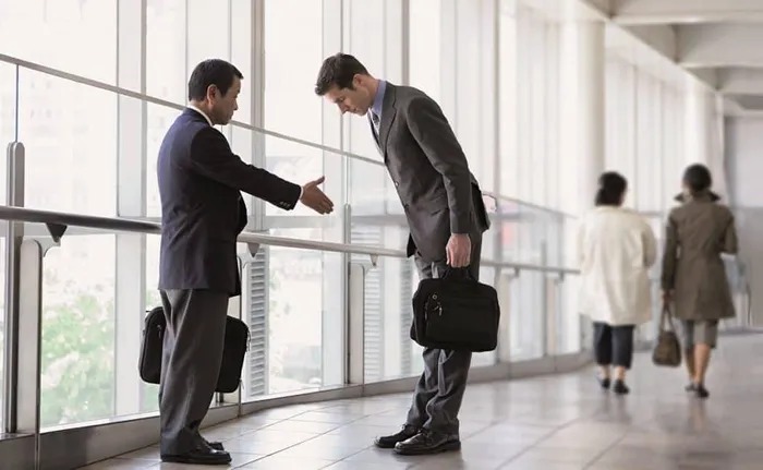 Khi giao tiếp với người khác, dù ở bất kỳ hoàn cảnh nào, bạn nên giữ được sự bình tĩnh.