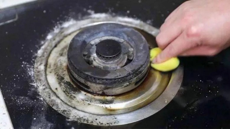 Để dung dịch trên bề mặt bếp gas trong 5 phút để dầu mỡ tan hoàn toàn.