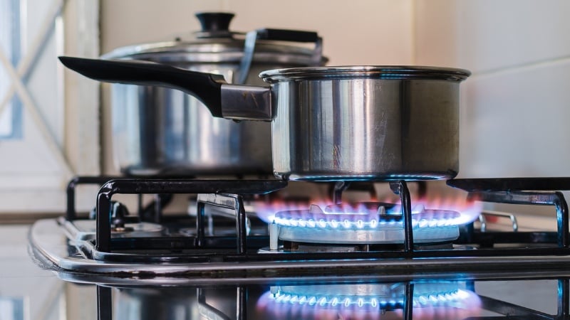 Bếp gas bên phải lửa thường mạnh hơn, thích hợp nấu các món xào, chiên rán.