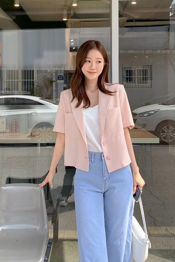 Blazer ngắn tay có thể mix cùng các loại quần dài để tăng vẻ chỉn chu, thanh lịch. 