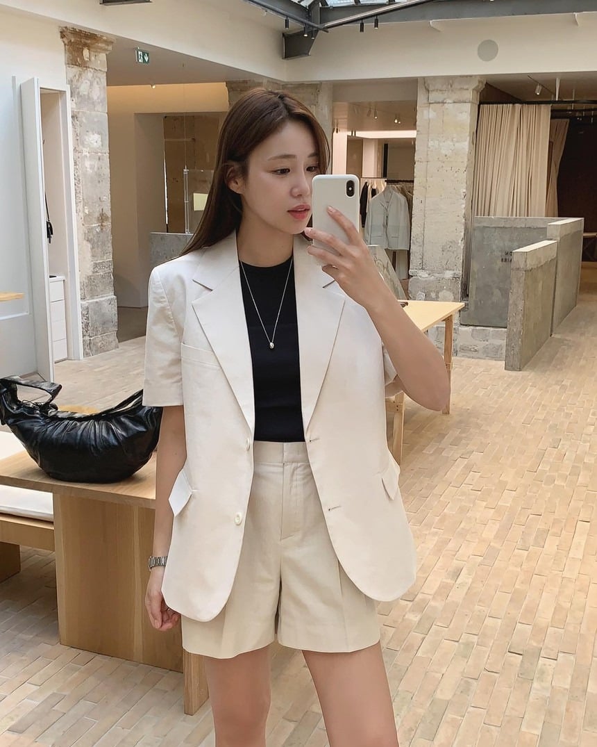 Cô nàng công sở yêu vẻ đẹp nữ tính, năng động có thể diện blazer ngắn tay với quần shorts hoặc chân váy ngắn xếp ly.