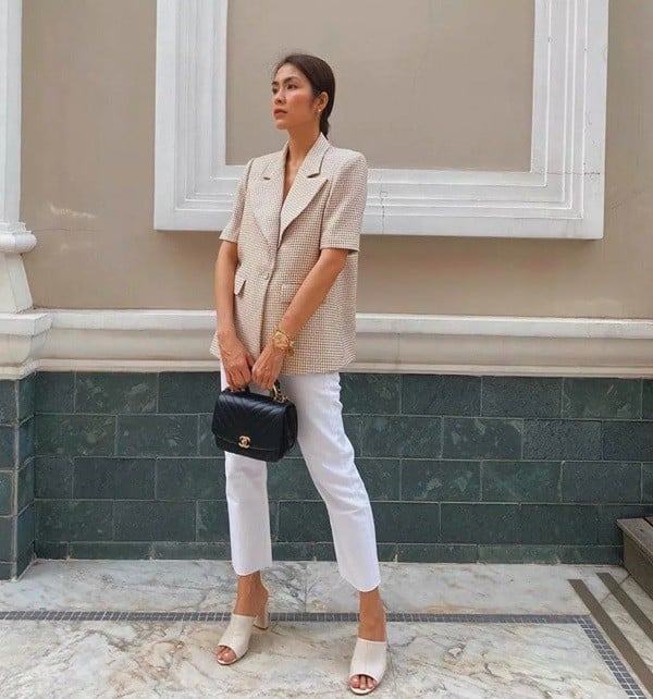 Bạn hoàn toàn có thể diện blazer ngắn tay như một chiếc áo sơ mi thông thường. 