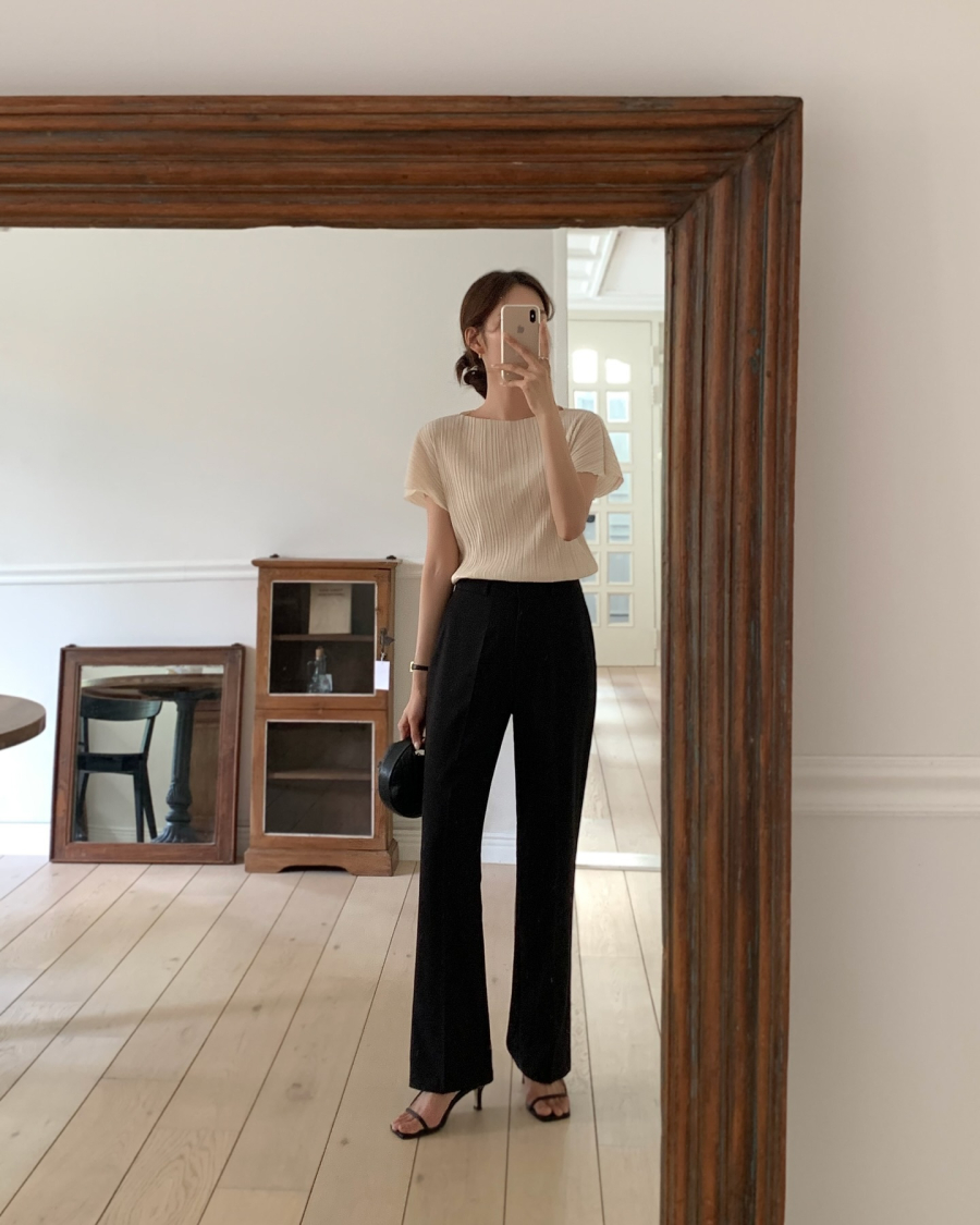 Quần ống đứng là một trong những item đặc trưng mang nét thanh lịch