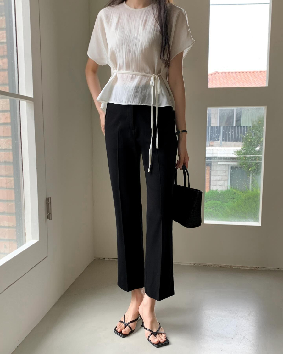 Bên cạnh áo sơ mi, áo blouse cũng là món thời trang nên có trong tủ đồ công sở.