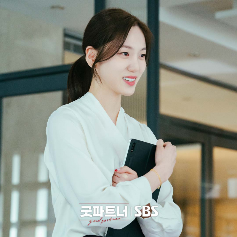 Dù là Shbet999 com đăng nhập công sở, Han Jae-yi vẫn thể hiện được phong cách thời trang riêng