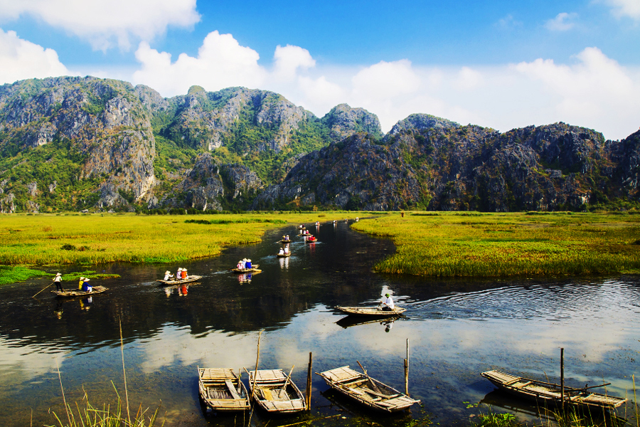 Khi đến đầm Vân Long, du khách sẽ trải nghiệm di chuyển bằng thuyền hoặc đò