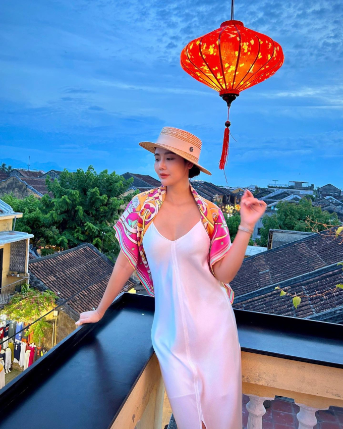 Set váy trắng đơn giản của Huyền Lizzie trở nên nổi bật vừa, ăn ảnh mà còn đem đến hiệu quả 