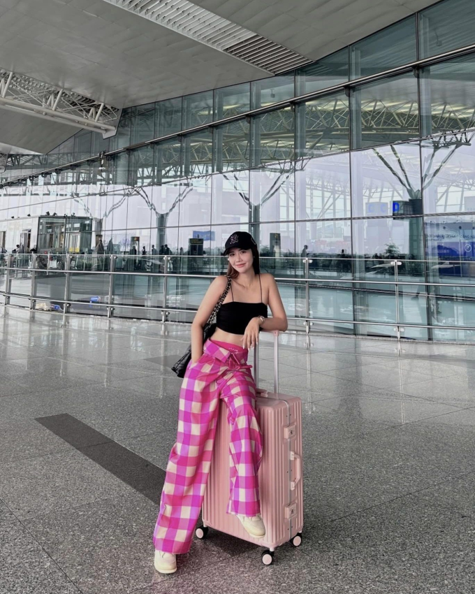 Nhờ mẫu áo crop top, vóc dáng của người diện sẽ thêm phần cao ráo ngay cả khi đi giày bệt.