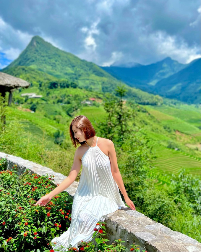 Set áo yếm và chân váy xếp ly mang tông màu trắng vừa có sự nổi bật, các nàng nên tham khảo outfit này. 