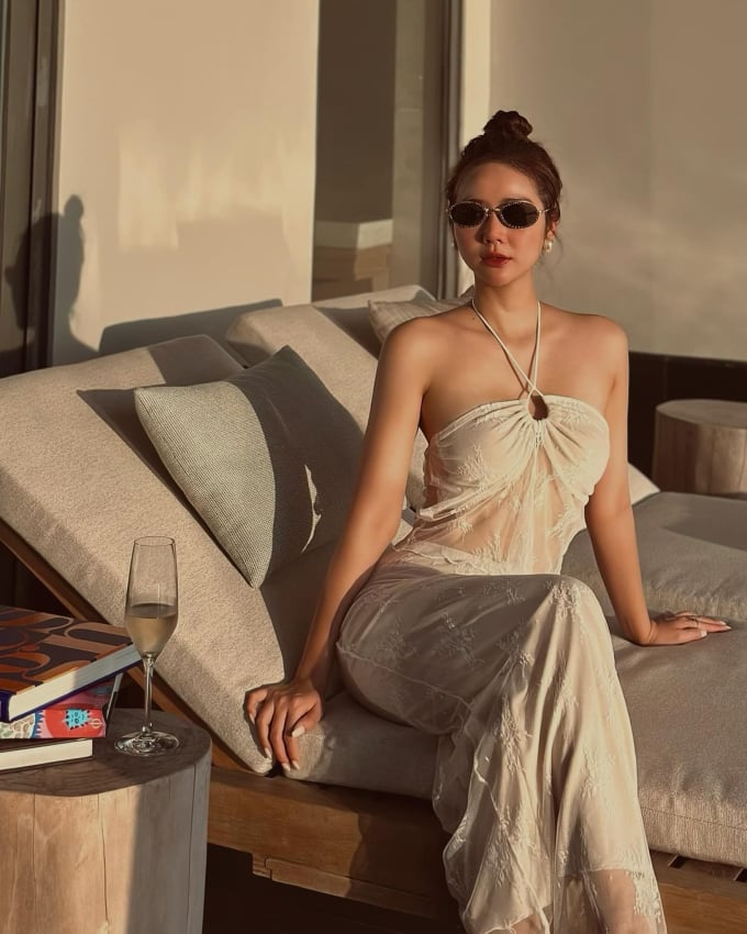 Tổng thể Shbet999 com đăng nhập của Huyền Lizzie thêm phần long lanh nhờ đôi khuyên tai ngọc trai cỡ lớn.