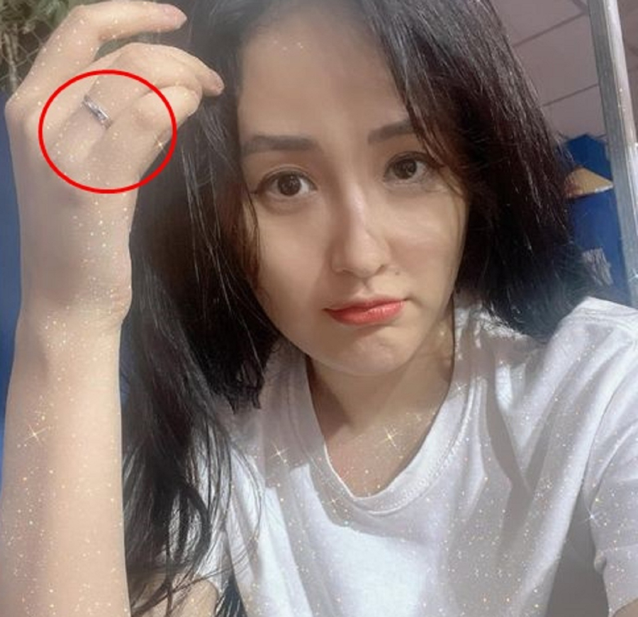 Hoa hậu Mai Phương Thúy khoe chiếc nhẫn ở ngón áp út