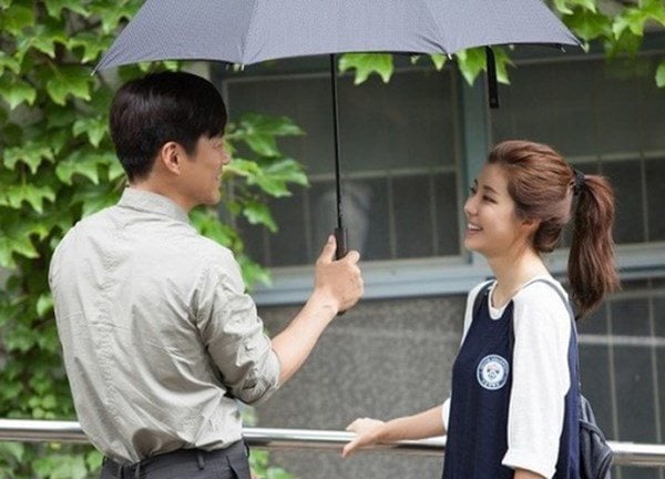 Khi đàn ông có nhân tình bên ngoài thì họ thường quan tâm, yêu chiều vợ cực kỳ nhiều. (ảnh minh họa)