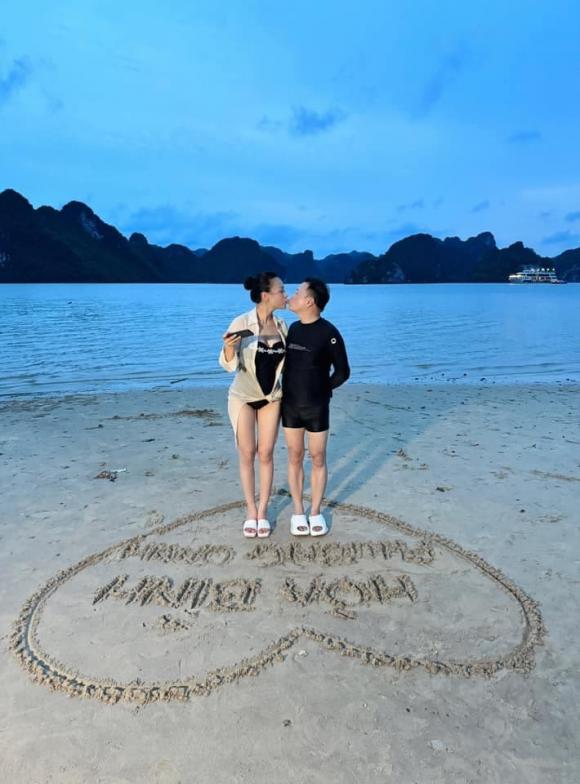 Cặp đôi không ngại ngần hôn nhau say đắm.