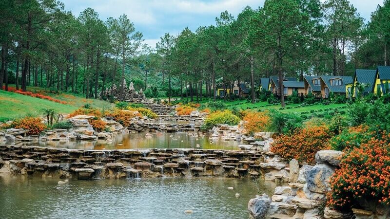 Bản Áng còn có suối chảy róc rách