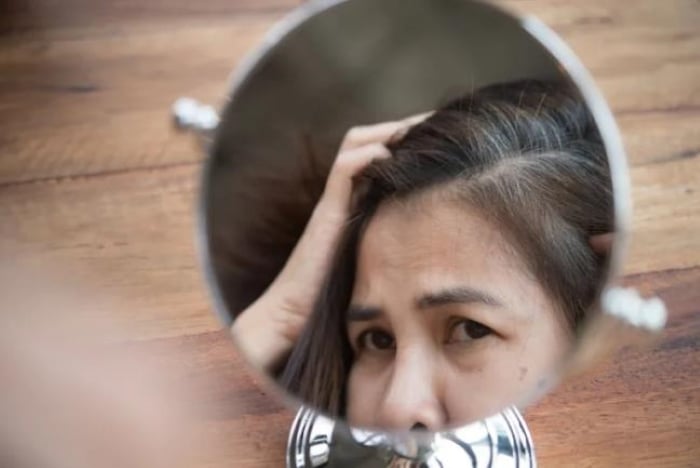Khi bước sang tuổi 40, có lẽ bạn đã nhận thấy vài sợi tóc bạc lấp ló đây đó.