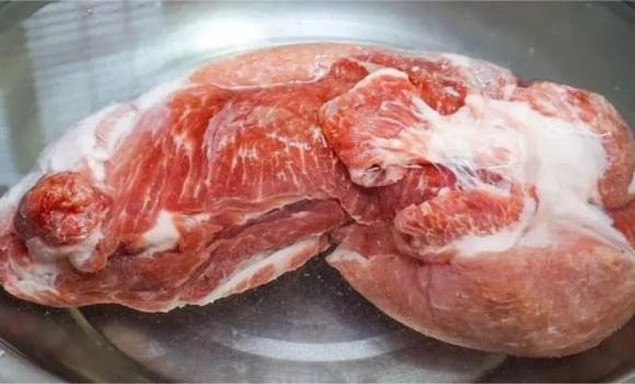 Sau khoảng 5 phút, chuẩn bị một chậu nước ấm. 