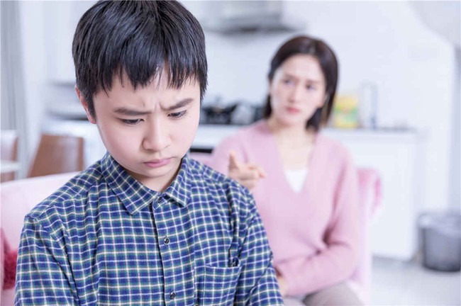 Dù có lý do tâm lý nào đi nữa, việc thường xuyên nhắc đến điểm số của trẻ ở nơi công cộng có thể gây tác hại lớn.