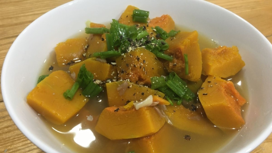 Nấu canh bí đỏ