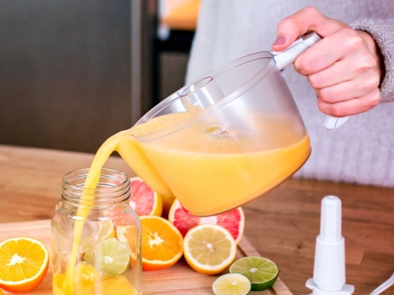 Uống nước ép trái cây
