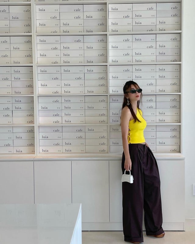 Tông màu vàng đậm mix cùng màu nâu để tạo nên bộ Shbet999 com đăng nhập hài hòa, sang xịn mịn. 