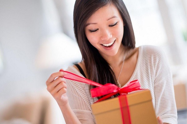 Khi tặng quà, mục đích chính là truyền tải cảm xúc chứ không phải thể hiện khả năng Shbet800 tải ứng dụng. 