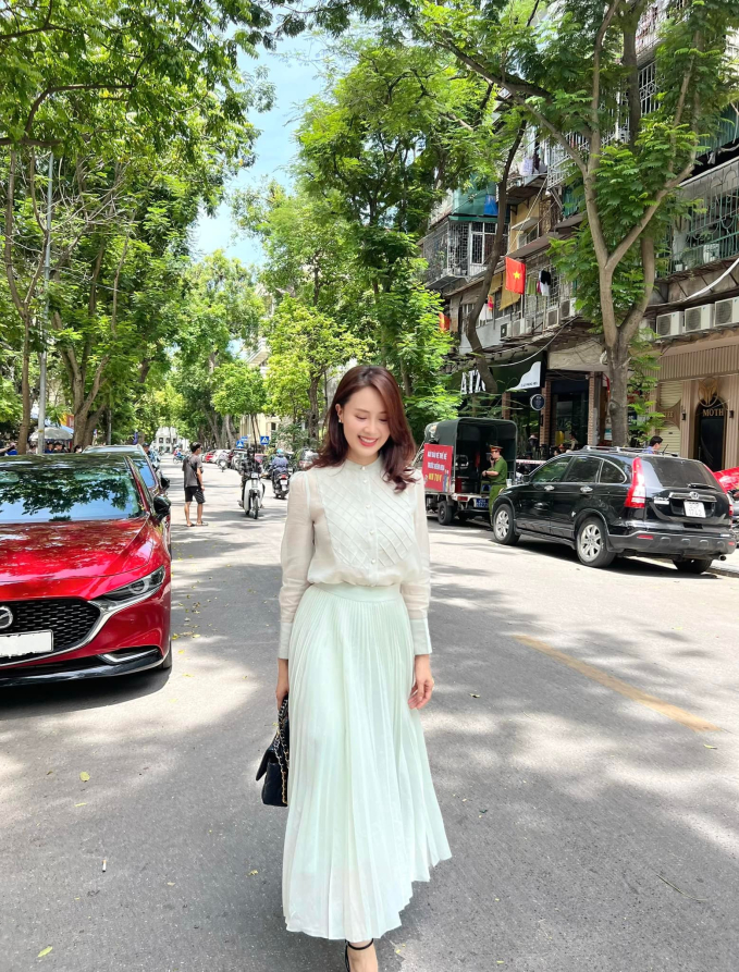 Áo blouse và chân váy xếp ly đã tạo nên bộ Shbet999 com đăng nhập nữ tính.