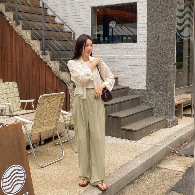 Các mẫu quần vải thô vẫn rất được ưa chuộng trong mùa thu, tạo cảm giác nhẹ mát, thoải mái khi diện.