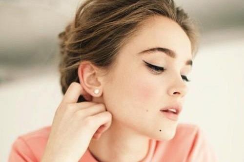 Nốt ruồi xuất hiện ở cằm hoặc khu vực xung quanh cằm được xem là biểu tượng của điền trạch và sự hưng thịnh trong Shbet16 chơi game trực tuyến