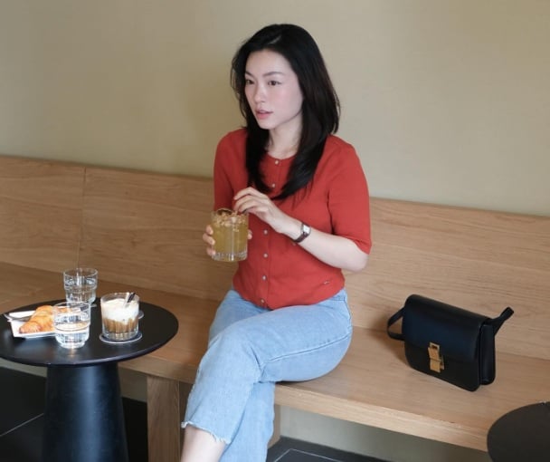 Hà Trúc diện áo dệt kim màu đỏ với quần jeans ống đứng để tạo nên bộ Shbet999 com đăng nhập trẻ trung nhưng vẫn có sự hài hòa. 