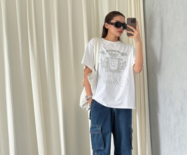 Áo thun trắng dáng rộng và quần jeans túi hộp đã tạo nên tổng thể Shbet999 com đăng nhập cá tính.