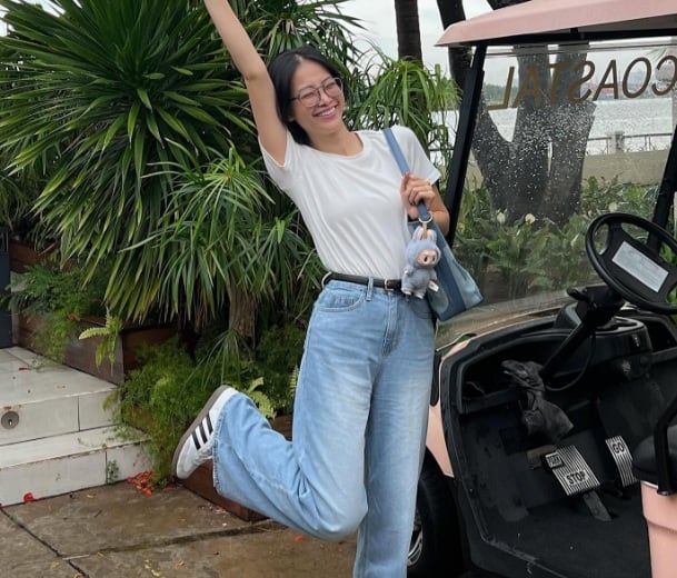 Áo thun trắng và quần jeans ống rộng, tô điểm thắt lưng da, chị em sẽ có được bộ Shbet999 com đăng nhập trẻ trung, thanh lịch. 