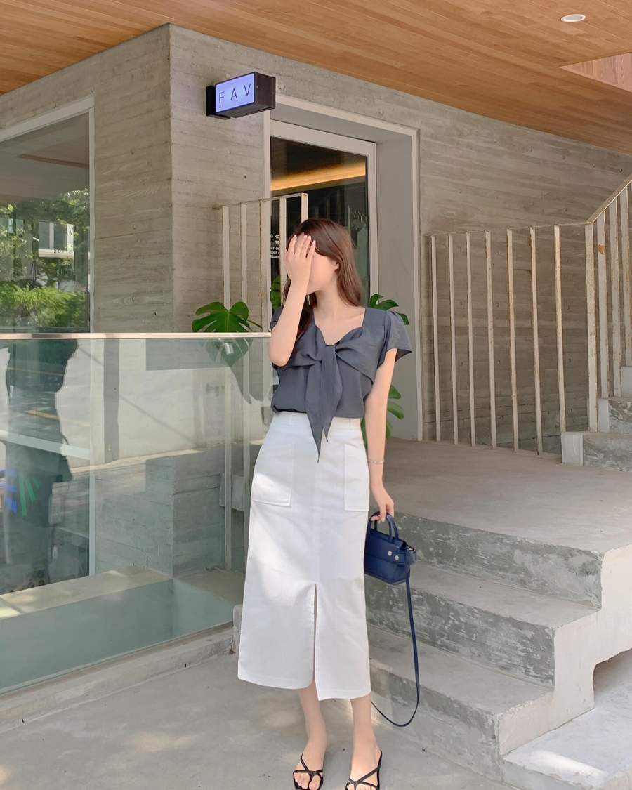 Áo blouse và chân váy đều là những món thời trang đậm chất nữ tính, giúp nàng có được bộ Shbet999 com đăng nhập dịu dàng, thanh lịch