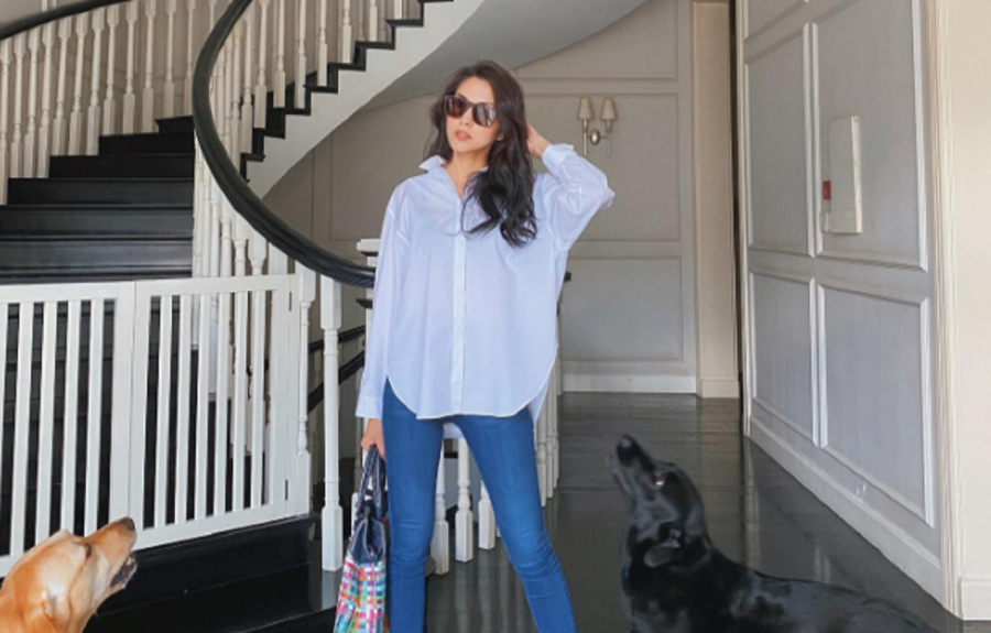 Một trong những cách diện quần skinny jeans đơn giản mà đẹp chính là kết hợp với sơ mi trắng.