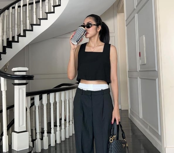 Kiểu áo này đã tạo sự năng động, phóng khoáng cho outfit. 