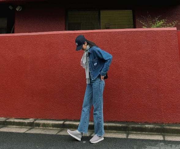 Combo áo khoác denim và quần jeans sẽ giúp chị em có được vẻ ngoài trẻ trung, không lo sến vào mùa lạnh. 