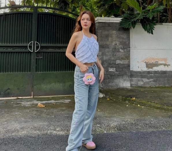 Công thức áo yếm và quần jeans không chỉ có nét nữ tính, quyến rũ mà còn 