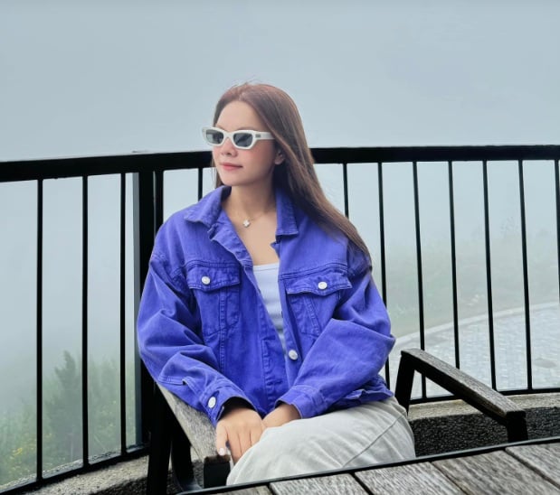 Phạm Quỳnh Anh gợi ý cách diện quần jeans trắng siêu trẻ trung, đó là kết hợp item này cùng áo trắng và khoác ngoài áo màu tím nổi bật.    