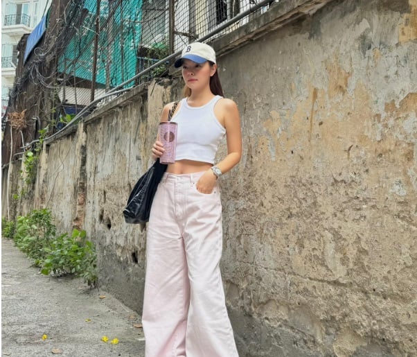  Quần jeans trắng ống suông lại mang đến vẻ phóng khoáng, 
